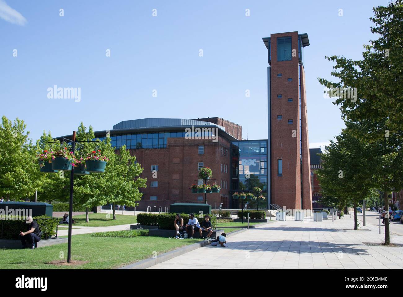 Das Royal Shakespeare Theatre in Bancroft Gardens in Stratford upon Avon in Warwickshire, Großbritannien, wurde am 22. Juni 2020 aufgenommen. Stockfoto