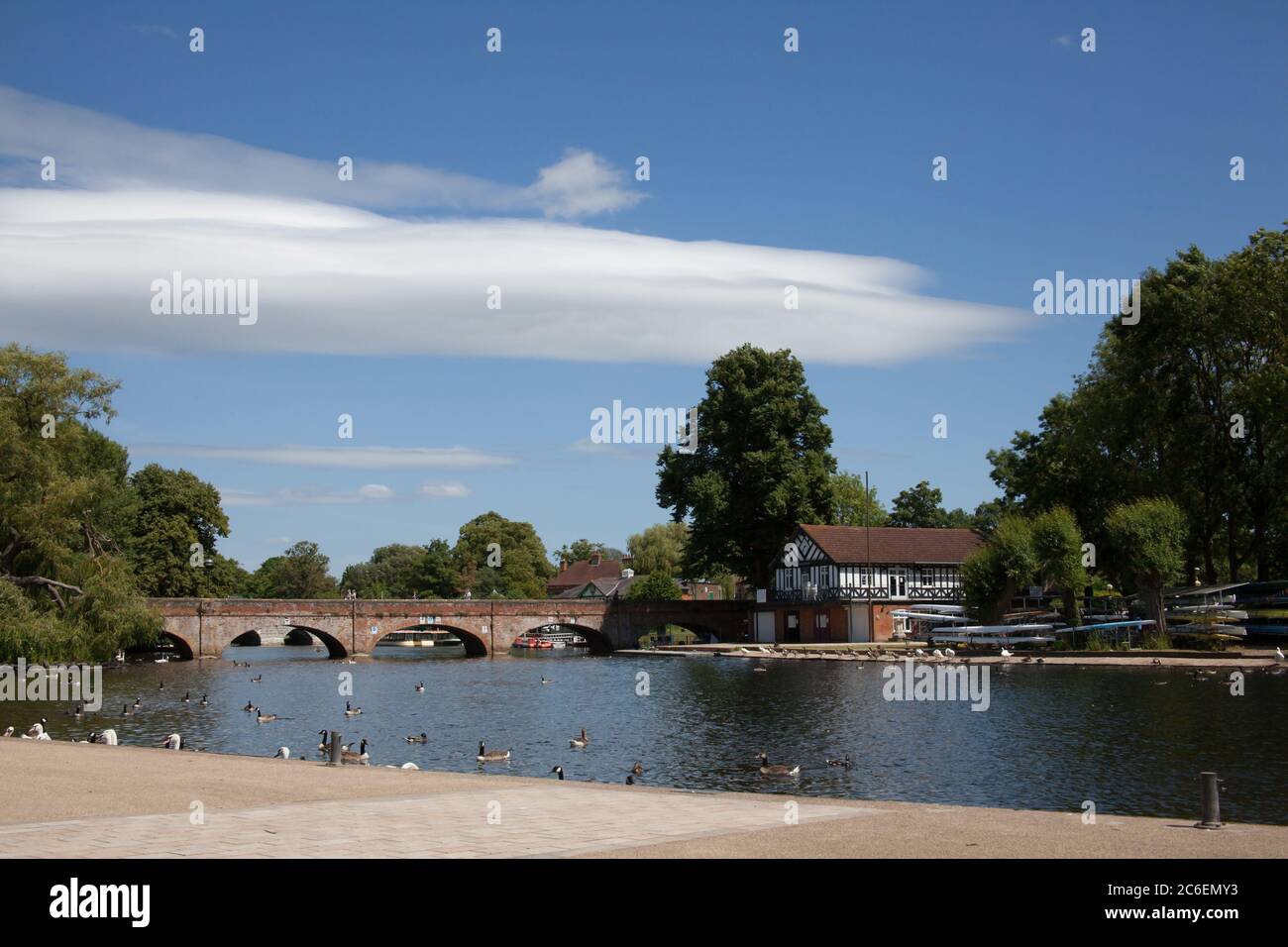 Der Fluss Avon und der Brückenfuß in Stratford-upon-Avon in Warwickshire in Großbritannien. Aufgenommen am 22. Juni 2020. Stockfoto