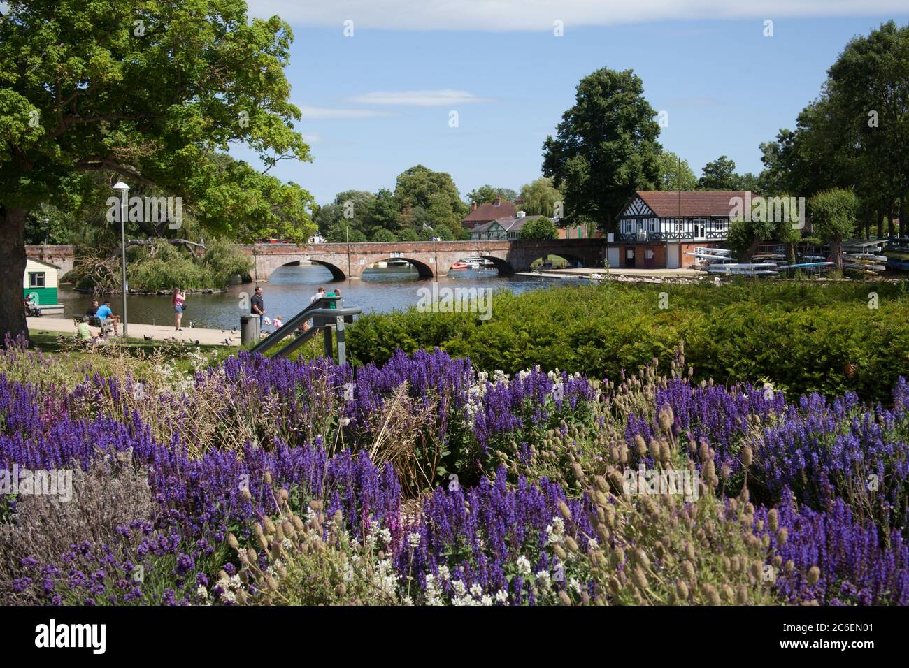 Blick auf Bridge Foot über den Fluss Avon in Stratford-upon-Avon in Warwickshire in Großbritannien am 22. Juni 2020 Stockfoto