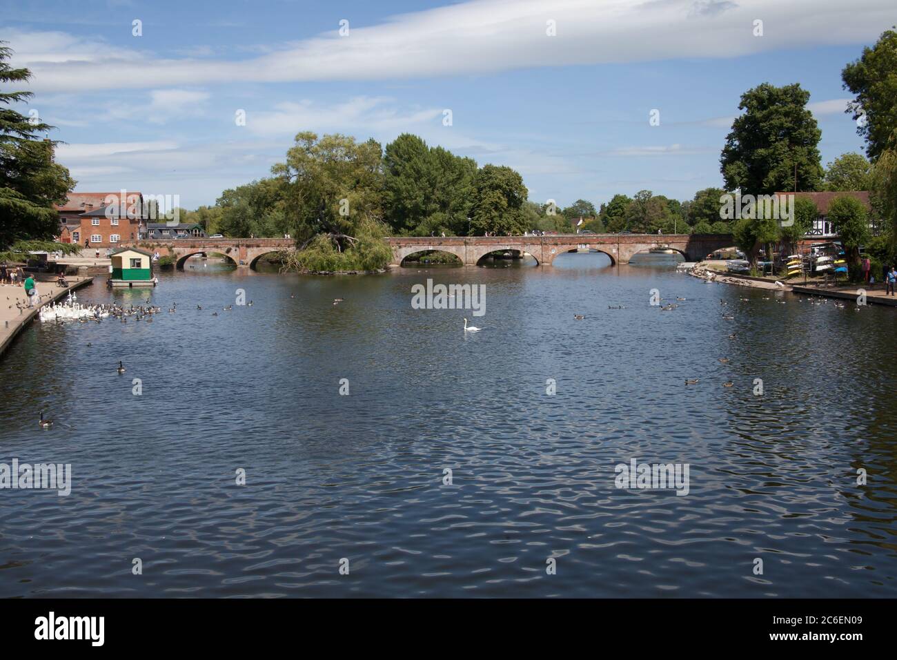 Die Brücke Fuß über den Fluss Avon in Stratford-upon-Avon in Warwickshire in Großbritannien, genommen 22. Juni 2020 Stockfoto