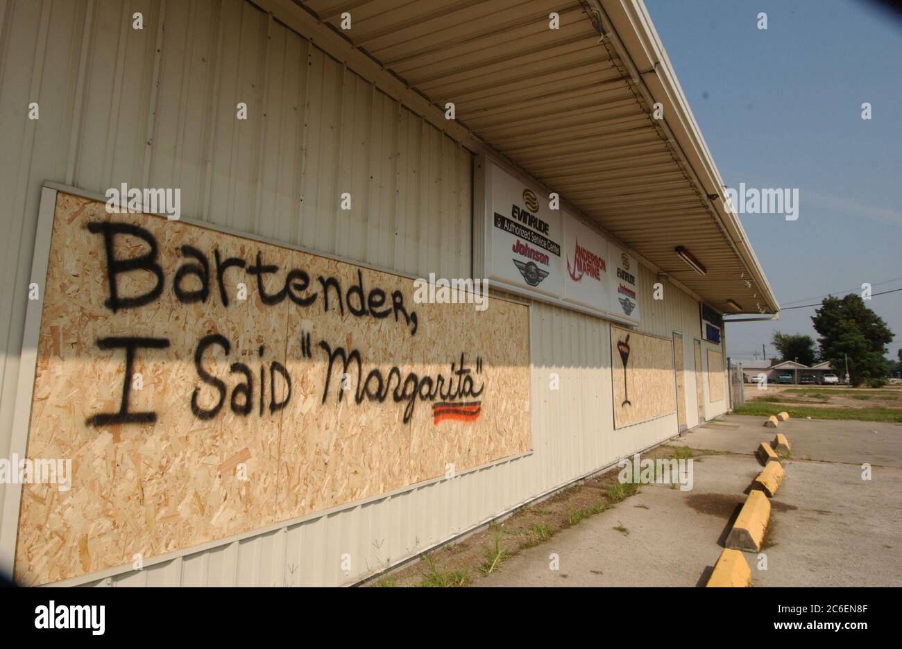 Matagorda, Texas 22. September 2005: Fenster und Türen in kleinen Unternehmen sind verkabelt und der Parkplatz ist leer, da die Bewohner die Gegend verlassen, bevor Hurrikan Rita eintrifft ©Bob Daemmrich Stockfoto