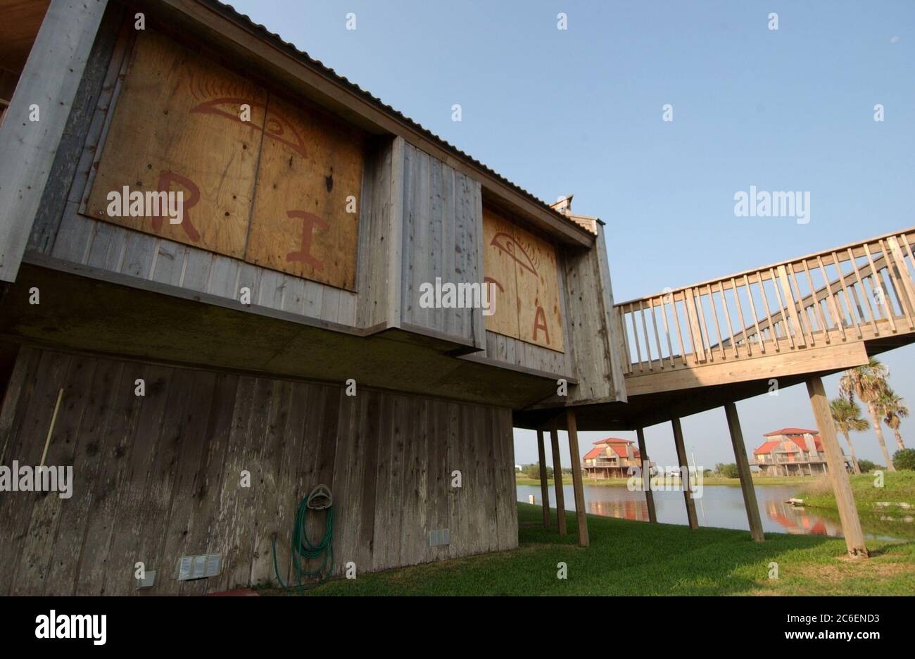 Matagorda, Texas 22. September 2005: Evakuierung und Sturmvorbereitung in Erwartung der Ankunft von Hurrikan Rita; die Fenster und Türen dieses Hauses am Wasser sind mit Sperrholz bedeckt. ©Bob Daemmrich Stockfoto