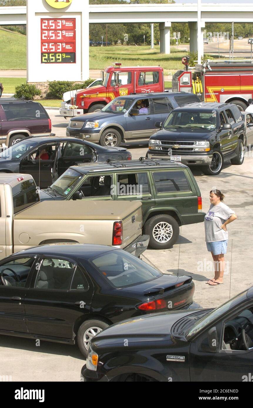 Angleton, Texas USA, 24. September 2005: Autofahrer warten in langen Warteschlangen in einem Supermarkt im Brazoria County, um ihre Autotanks mit Gas zu füllen, als die Bewohner der texanischen Golfküste am Samstagnachmittag, Stunden nachdem Hurrikan Rita landete und ins Landesinnere zog, zu ihren Häusern zurückkehrten. Ein unbeabsichtigtes Pumpengleck verzögerte das Öffnen der Station. ©Bob Daemmrich Stockfoto