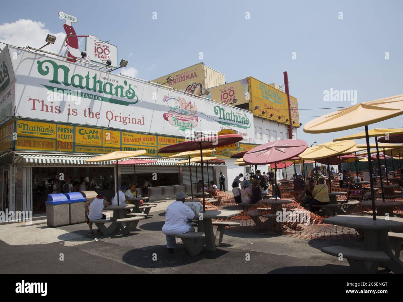 Die berühmten Original Nathan's Hot Dogs auf Coney Island sperren von einigen Tischen, so dass die Gäste angemessen sozial Abstand während der Coronavirus-Epidemie jetzt, da es Sommer ist und die Massen beginnen, zurückzukehren. Stockfoto