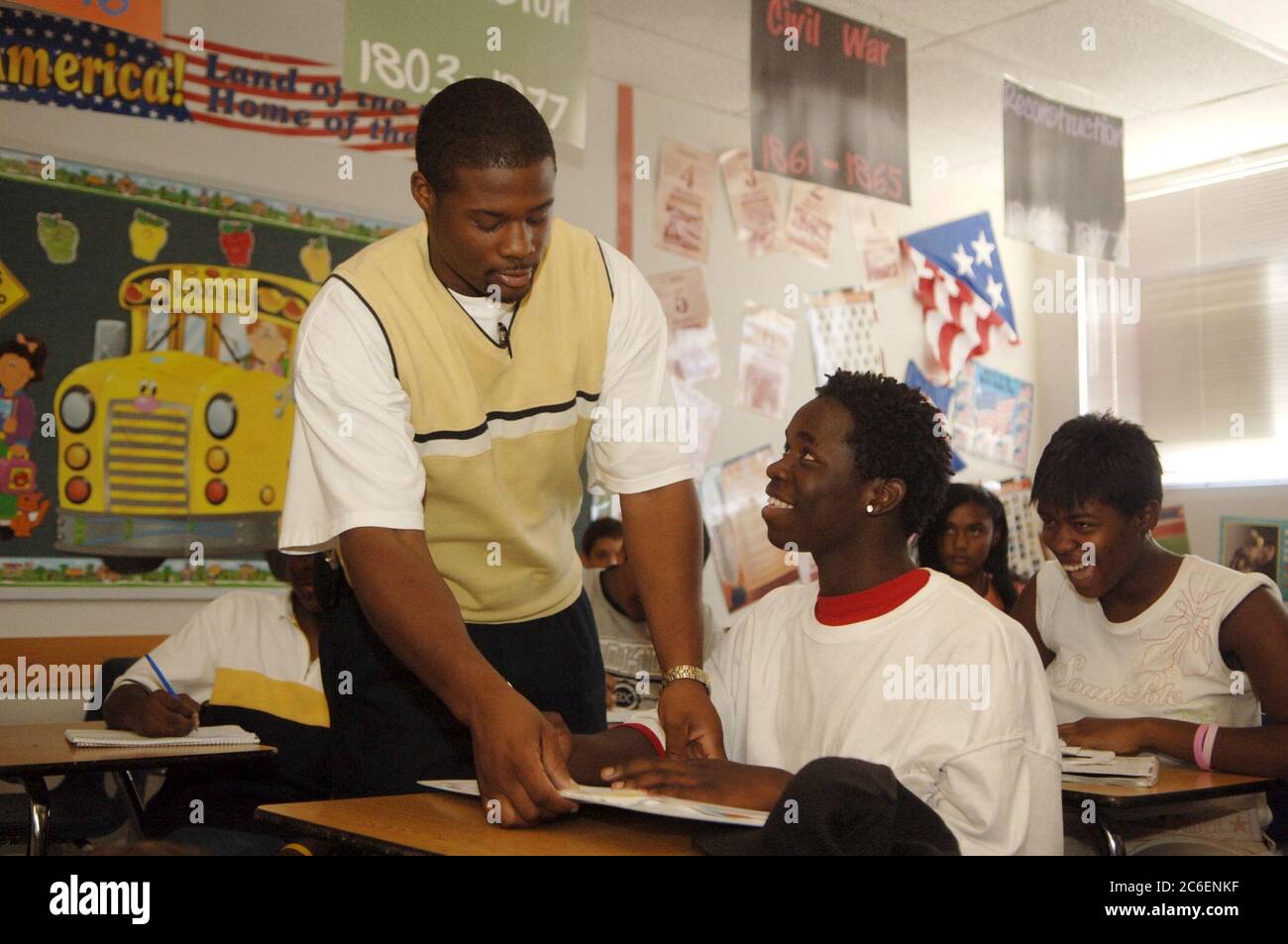 Pflugerville, Texas, USA, 13. September 2005: Cedric Welch, ein ehemaliger New Orleans-Anwohner, hilft Fenwick Watson an seinem zweiten Schultag in Zentral-Texas, nachdem er Louisiana vor dem Hurrikan Katrina evakuiert hatte. Fenwick ist einer von Hunderten von Louisiana-Schülern, die heute eine Schule in der Region Austin besuchen. ©Bob Daemmrich Stockfoto
