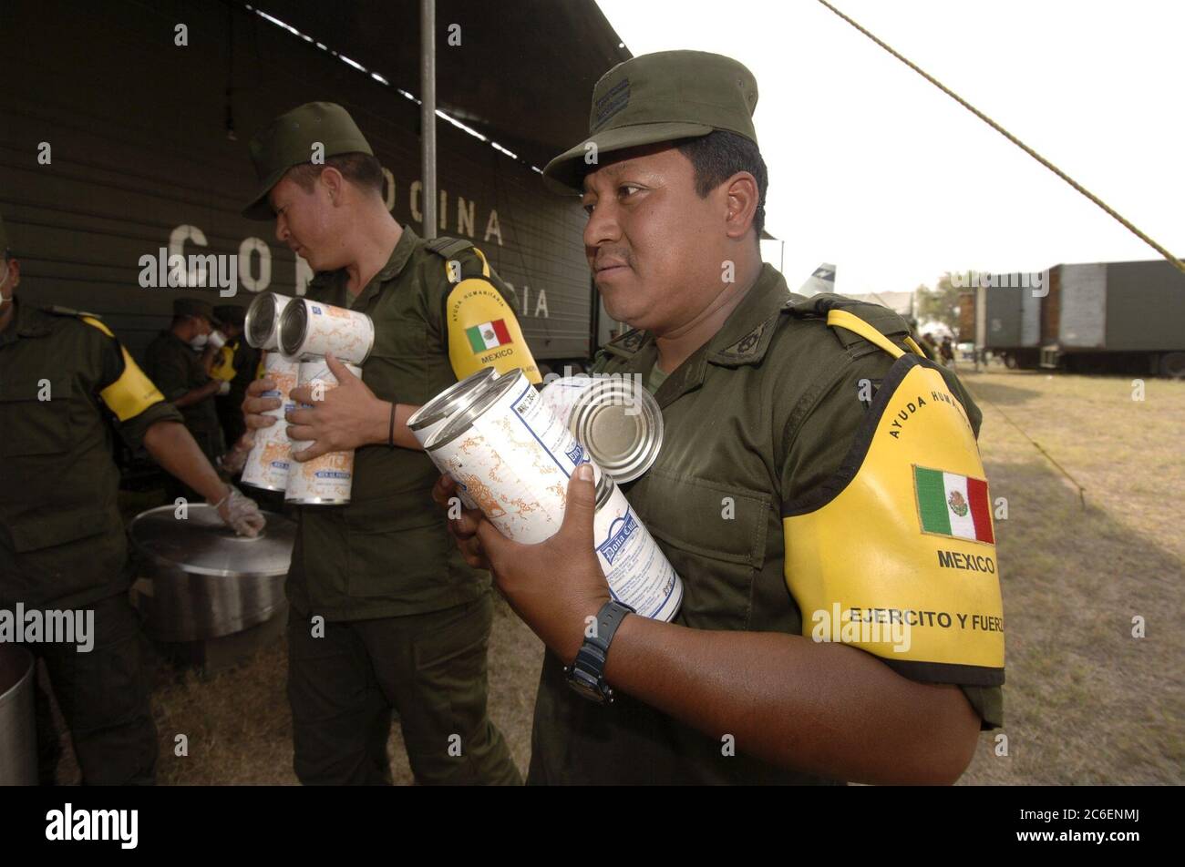 San Antonio, Texas 9. September 2005: Mitglieder der mexikanischen Armee entladen Hilfsgüter in KellyUSA, wo sie bei der Zubereitung von Mahlzeiten für die Tausende von Hurrikan Katrina-Evakuierten helfen werden, die auf dem ehemaligen Luftwaffenstützpunkt der USA untergebracht sind. ©Bob Daemmrich Stockfoto