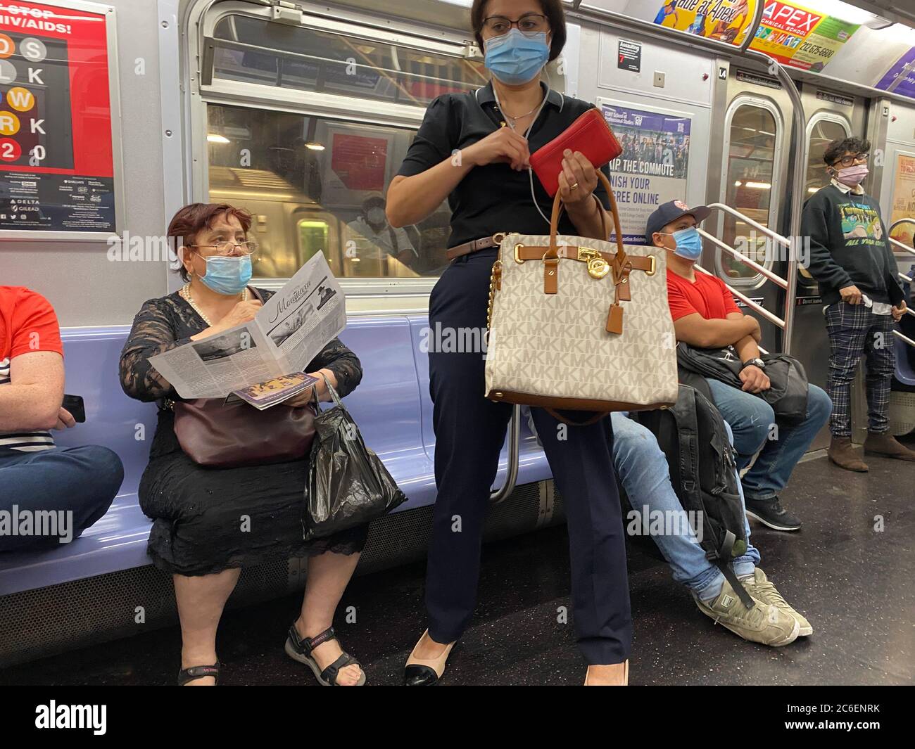 Es wird immer schwieriger, die soziale Distanz in den New Yorker U-Bahn-Zügen richtig zu nutzen, da die Menschen beginnen, zur Arbeit zurückzukehren und nach Monaten des Quorentins während der Covid-19-Pandemie auszuziehen. Stockfoto