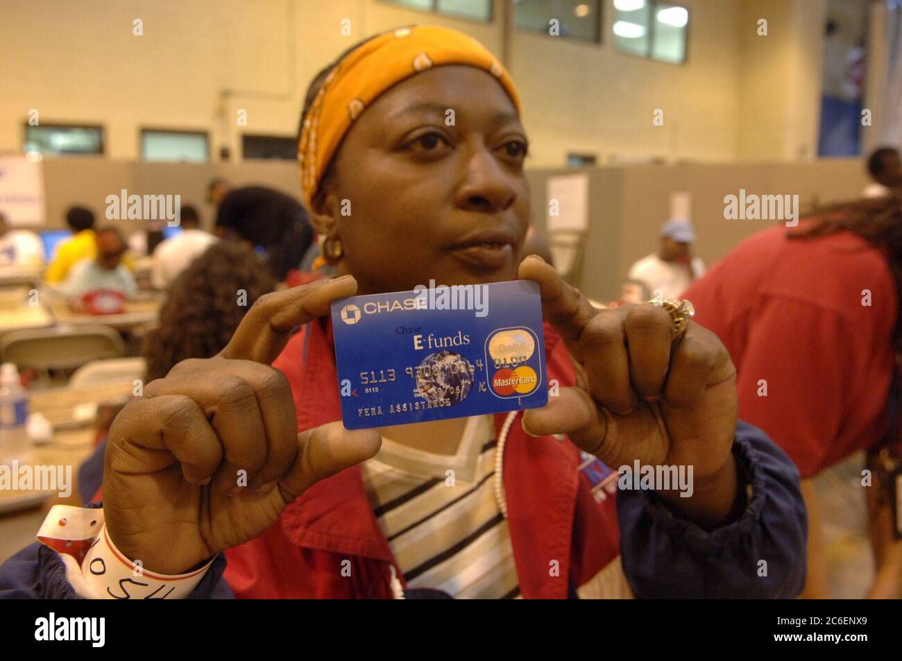 San Antonio, Texas USA, 9. September 2005: Eine Evakuierte des Hurrikans Katrina aus New Orleans zeigt ihre Debitkarte von der FEMA im San Antonio Kelly USA Shelter. ©Bob Daemmrich Stockfoto