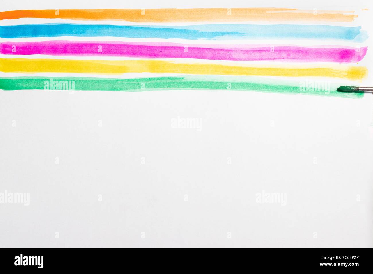 Pinsel machen bunte Linien mit Aquarellen auf einem weißen Hintergrund, kopieren Raum Stockfoto