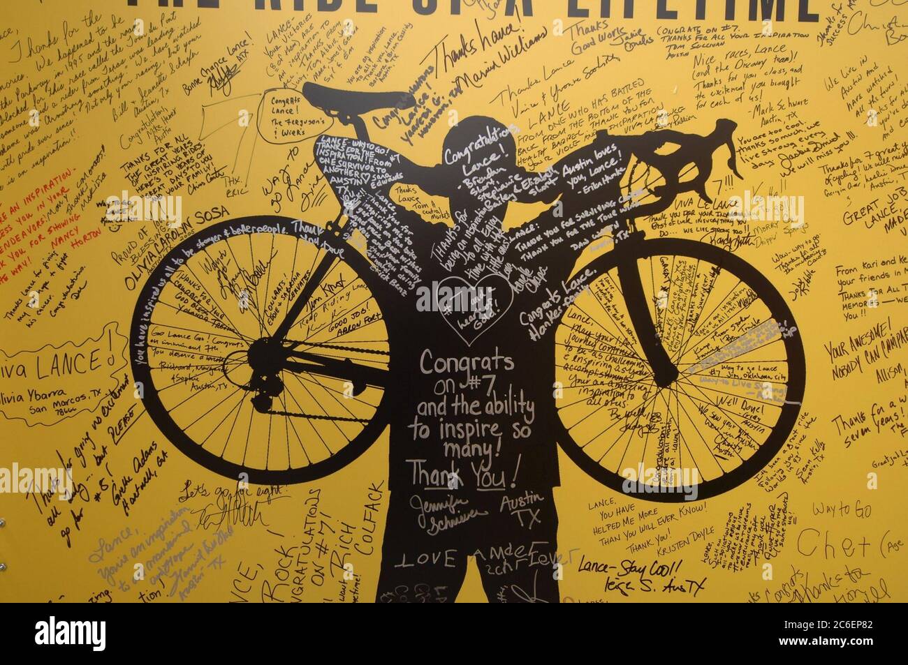 Austin, Texas USA, 24. Juli 2005: Radsportfans feiern den siebten Sieg des Heimathelden Lance Armstrong bei der Tour de France. Hunderte versammelten sich, um Botschaften auf großen Plakaten zu unterschreiben und das Finale in einem lokalen Einkaufszentrum im Freien zu sehen. ©Bob Daemmrich Stockfoto