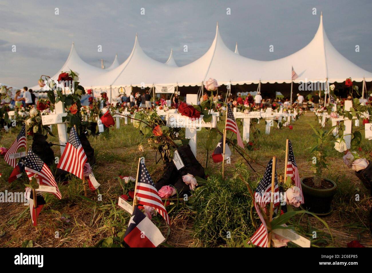 Crawford, Texas, 28. August 2005: Antikriegsaktivisten und Familienmitglieder richteten Kreuze zum Gedenken an amerikanische Militärangehörige ein, die im Irak in Camp Casey II in der Nähe der Ranch des US-Präsidenten George W. Bush getötet wurden, wo der Präsident Urlaub macht ©Bob Daemmrich Stockfoto