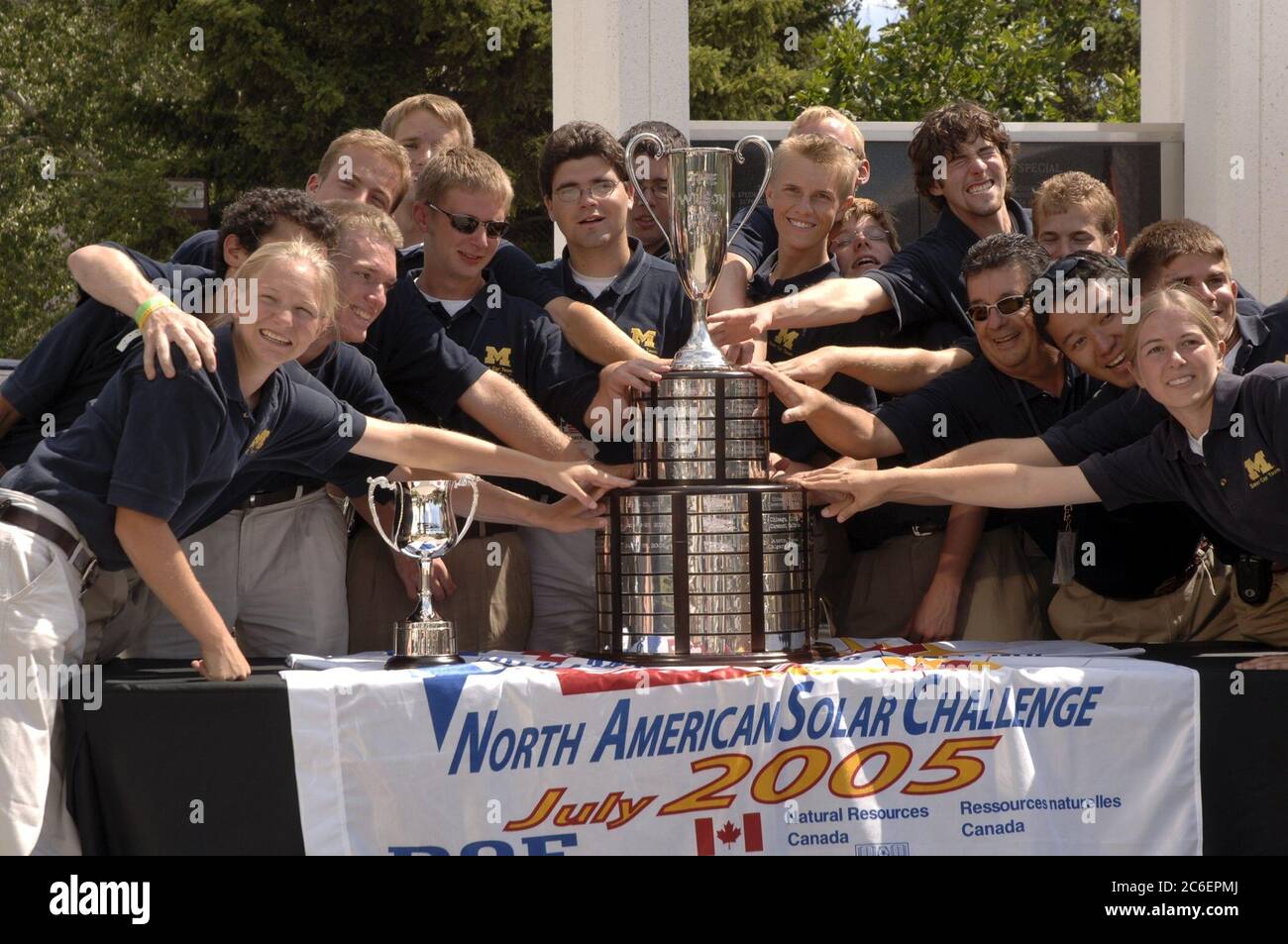 Calgary, Alberta, KANADA 27. Juli 2005: Teammitglieder der University of Michigan feiern um die Trophäe herum, nachdem sie die North American Solar Challenge gewonnen haben, ein 2.500 km langes Solar-Car-Rennen von Austin, Texas, nach Calgary, Alberta, Kanada. Teams von 22 Colleges und Universitäten aus den USA und Kanada nahmen an der 10-tägigen Veranstaltung Teil. ©Bob Daemmrich Stockfoto