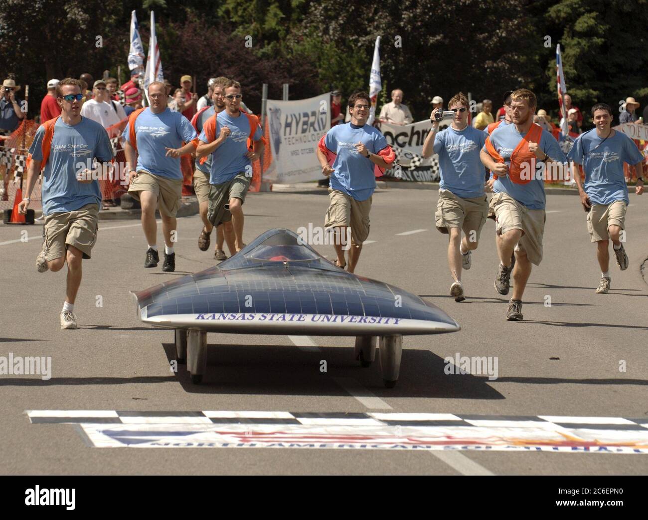 Calgary, Alberta, KANADA 27. Juli 2005: Studenten der Kansas State University laufen an der Ziellinie des 2.500 km langen North American Solar Challenge-Rennens, das auf dem Campus der University of Calgary endet, nach ihrem Solarauto. ©Bob Daemmrich Stockfoto