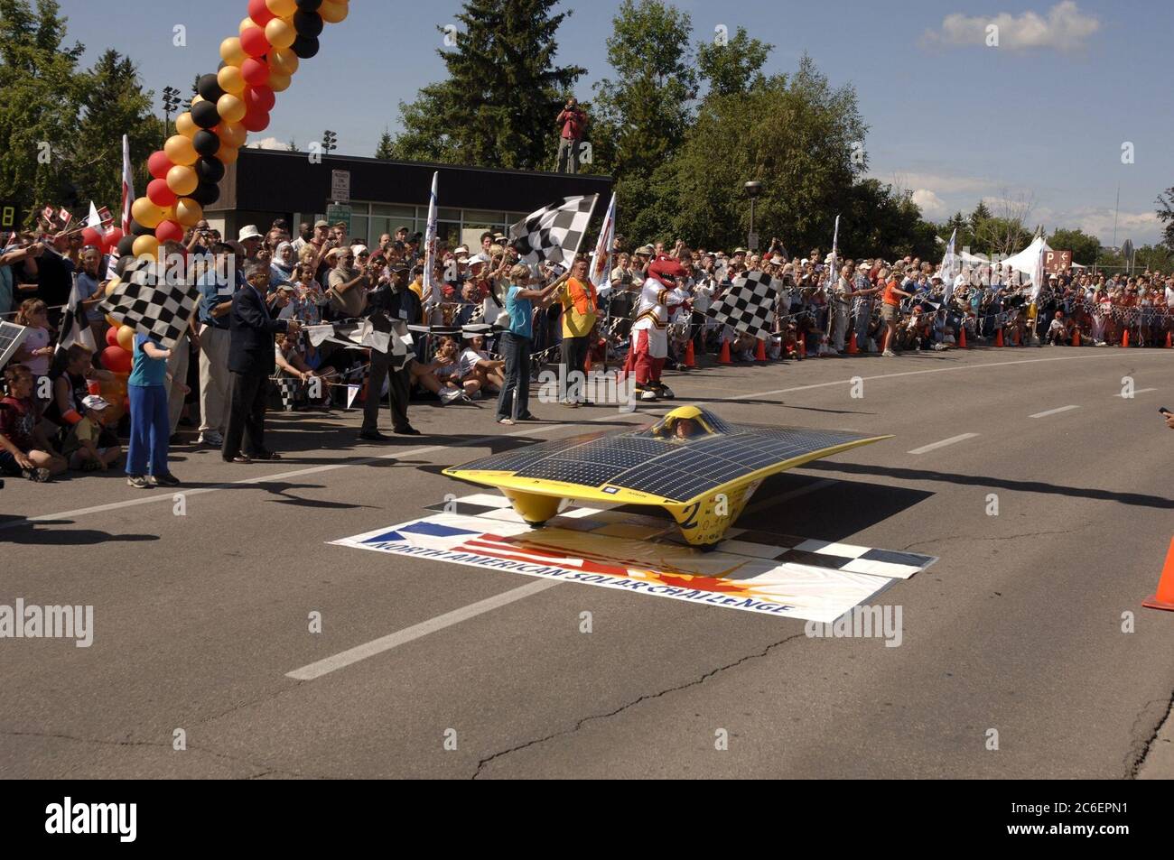 Calgary, Alberta, Kanada, Juli 27 2005: Der Solarwagen-Schwung der University of Michigan (USA) überquert die Ziellinie auf dem Campus der University of Calgary und gewinnt die North American Solar Challenge, nachdem er in 10 Tagen 2.500 km von Austin, Texas, entfernt war. ©Bob Daemmrich Stockfoto