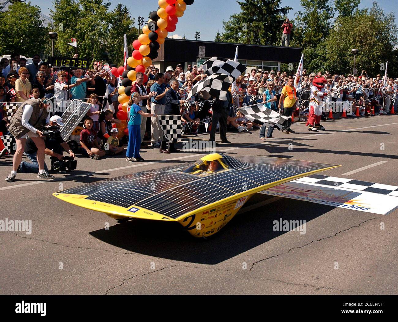 Calgary, Alberta, Kanada, Juli 27 2005: Der Solarwagen-Schwung der University of Michigan (USA) überquert die Ziellinie auf dem Campus der University of Calgary und gewinnt die North American Solar Challenge, nachdem er in 10 Tagen 2.500 km von Austin, Texas, entfernt war. ©Bob Daemmrich Stockfoto