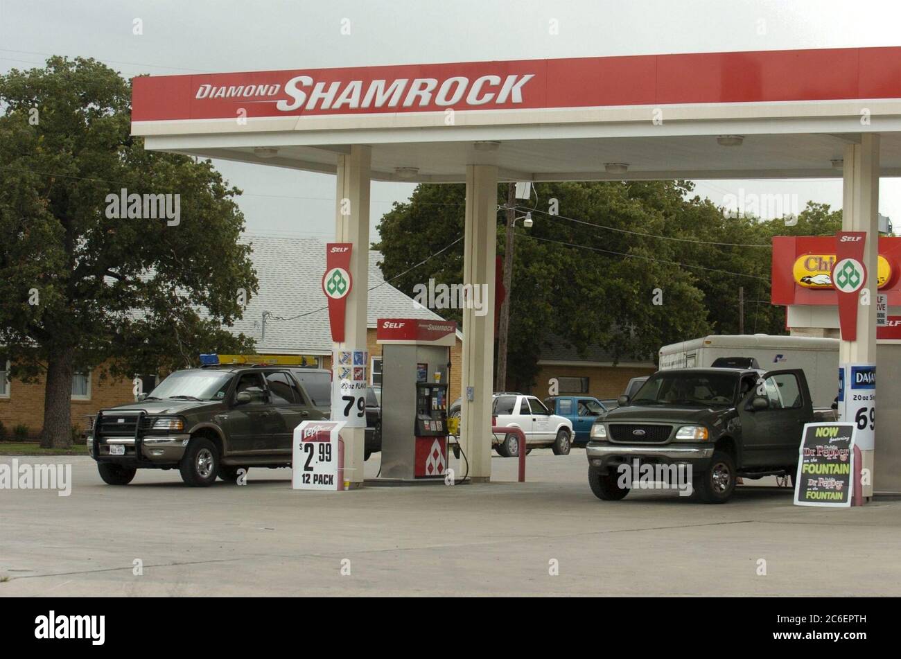 Hico, Texas 17. Juli 2005: Kunden, die ihre Fahrzeuge an einer Diamond Shamrock Tankstelle mit Benzin füllen. ©Bob Daemmrich Stockfoto