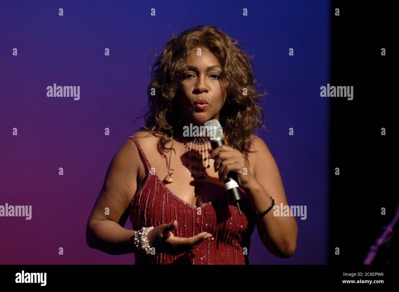 Austin, Texas, USA, 22. Juli 2005: Sängerin Mary Wilson, ein ursprüngliches Mitglied der Supremes, tritt für ein leitendes Publikum im Bob Bullock Texas History Museum auf. ©Bob Daemmrich Stockfoto