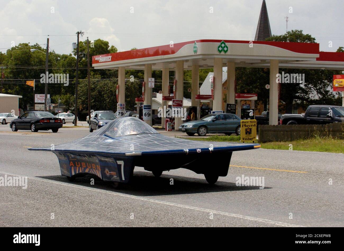 Hico, Texas, USA, 17. Juli 2005: Das Solarauto von der University of California-Berkeley fährt während des 2.500 km langen Solarwagenrennen der North American Solar Challenge von Austin, Texas nach Calgary, Alberta, Kanada, an einer Tankstelle vorbei. Die 10-tägige Veranstaltung umfasst 22 College- und Universitätsteams aus den USA und Kanada. ©Bob Daemmrich Stockfoto