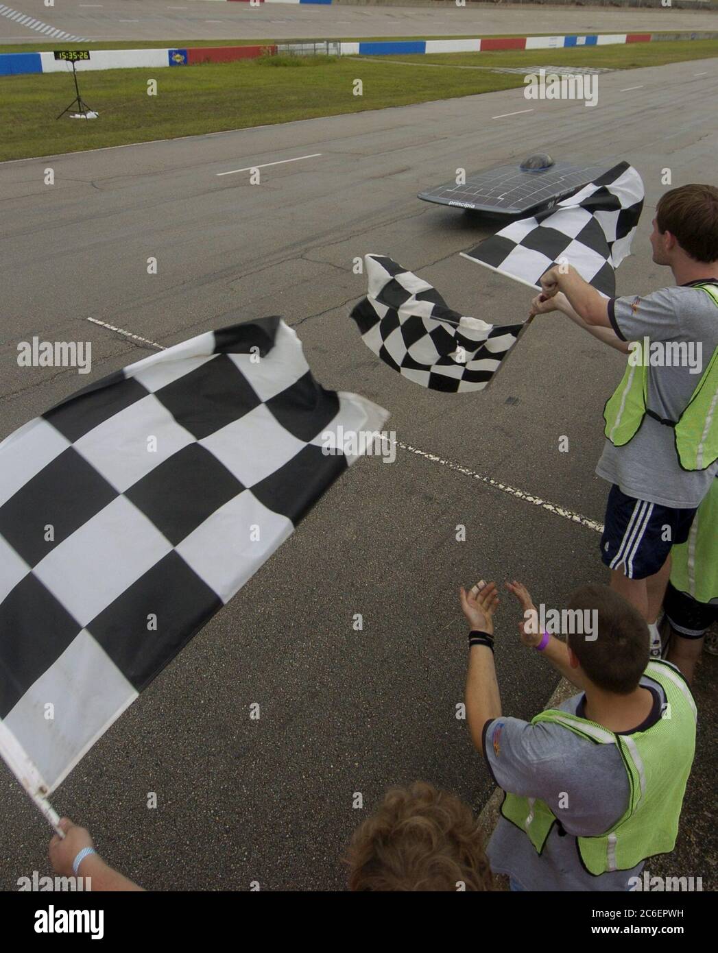 College Station, Texas, USA, Juli 15 2005: Fahrzeug fährt auf einer Rennstrecke während Qualifikationsrennen für experimentelle Solarautos, die von College-Teams gebaut wurden, die sich auf die North American Solar Challenge vorbereiten, ein 2.500-km-Solarrennen von Austin, Texas, nach Calgary, Alberta, Kanada. Die 10-tägige Veranstaltung umfasst 22 College- und Universitätsteams aus den USA und Kanada. ©Bob Daemmrich Stockfoto