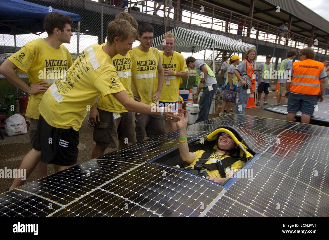 College Station, Texas, USA, 15. Juli 2005: Teamkollegen der University of Michigan bereiten sich auf ein Qualifikationsrennen vor dem Start des 2.500 km langen Solar-Car-Rennens North American Solar Challenge von Austin, Texas, nach Calgary, Alberta, Kanada. Die 10-tägige Veranstaltung umfasst 22 College- und Universitätsteams aus den USA und Kanada. ©Bob Daemmrich Stockfoto