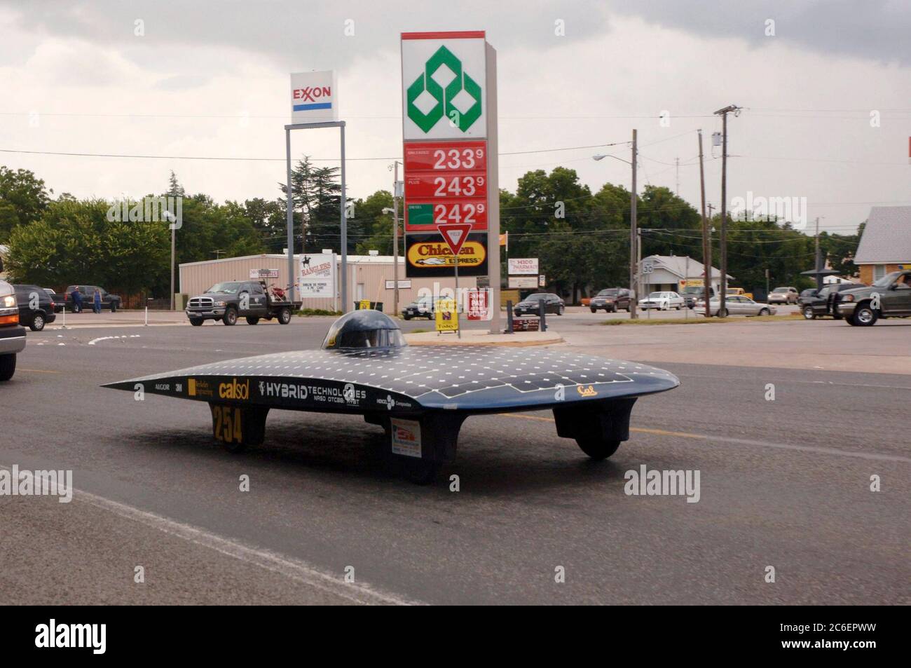 Hico, Texas, USA, 17. Juli 2005: Das Solarauto von der University of California-Berkeley fährt während des 2.500 km langen Solarwagenrennen der North American Solar Challenge von Austin, Texas nach Calgary, Alberta, Kanada, an einer Tankstelle vorbei. Die 10-tägige Veranstaltung umfasst 22 College- und Universitätsteams aus den USA und Kanada. ©Bob Daemmrich Stockfoto