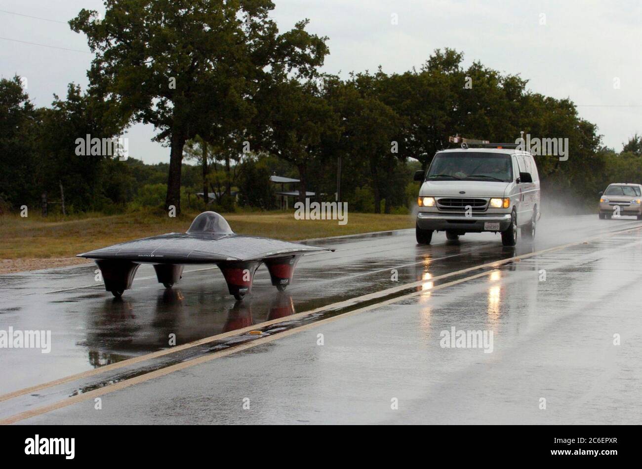 Hico, Texas, USA, 18. Juli 2005: Das Solarauto der Stanford University fährt an einem nicht sonnigen Tag im Regen des North American Solar Challenge 2.500 km langen Solarwagenrennens von Austin, Texas, nach Calgary, Alberta, Kanada. Die 10-tägige Veranstaltung umfasst 22 College- und Universitätsteams aus den USA und Kanada. ©Bob Daemmrich Stockfoto