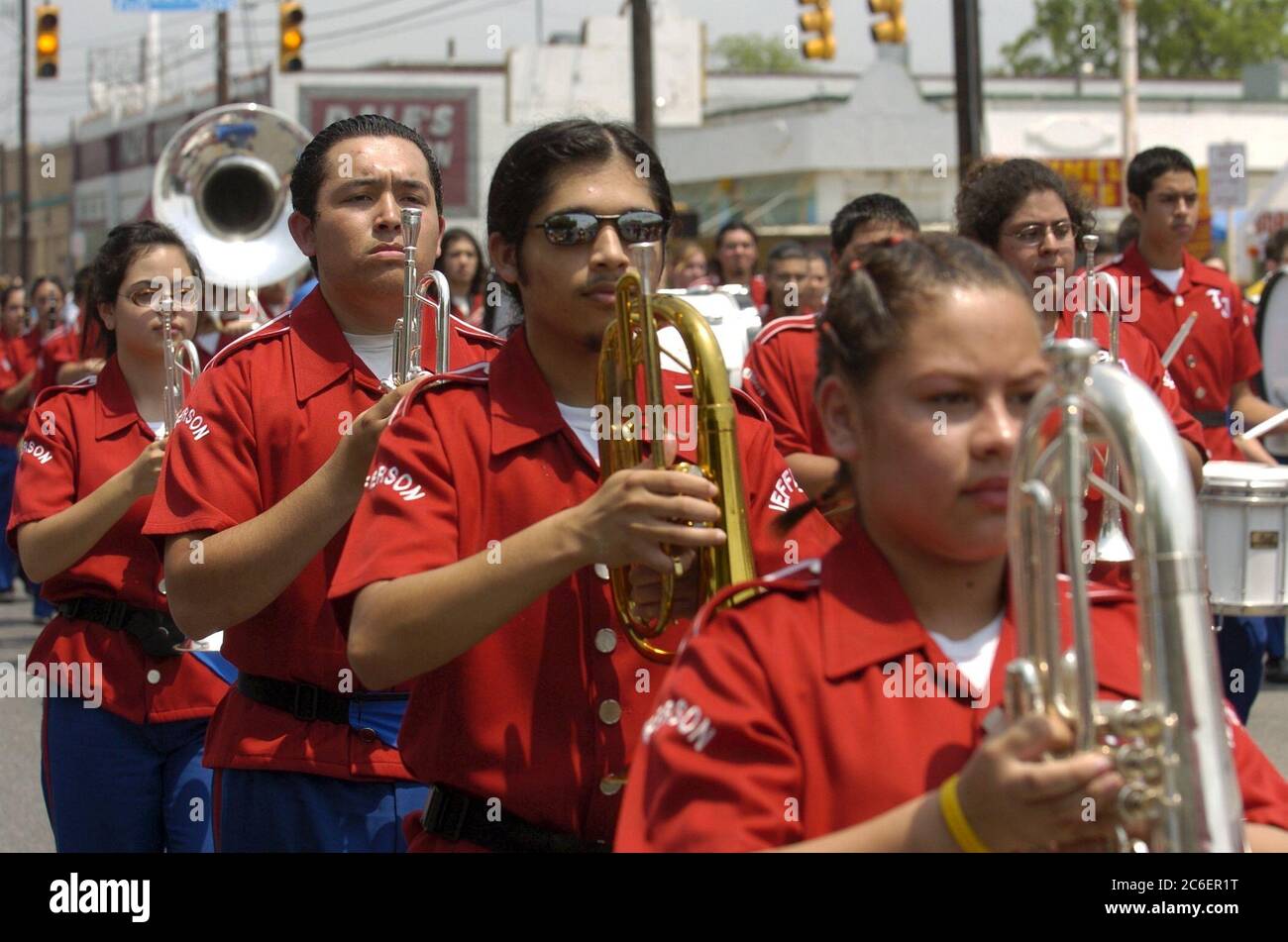 San Antonio, Texas, USA, 22 2005. April: Die jährliche Parade „Battle of the Flowers“ zieht sich während der Fiesta-Feier durch die Innenstadt. Die Veranstaltung zieht 300.000 Zuschauer an. Mitglieder der Blaskapelle einer Highschool halten ihre Instrumente zwischen den Liedern. ©Bob Daemmrich Stockfoto