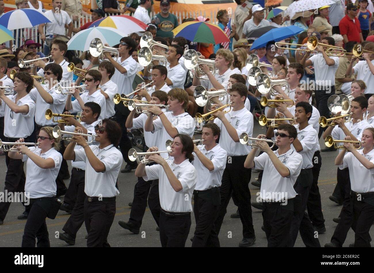 San Antonio, Texas, USA, 22 2005. April: Die jährliche Parade „Battle of the Flowers“ zieht sich während der Fiesta-Feier durch die Innenstadt. Die Veranstaltung zieht 300.000 Zuschauer an. Mitglieder der Blaskapelle einer Highschool-Marschkapelle treten auf. ©Bob Daemmrich Stockfoto