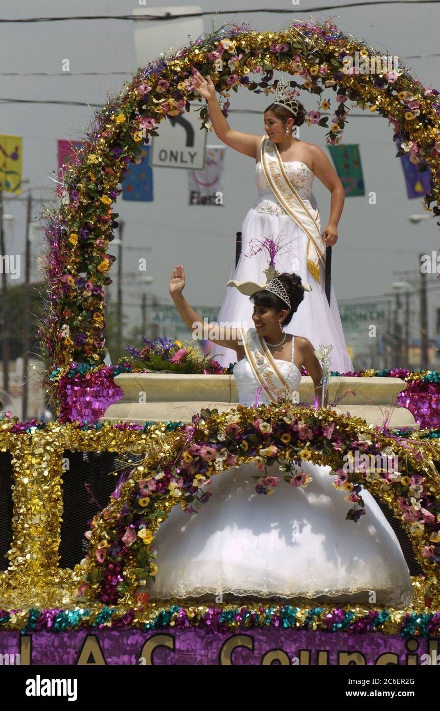 San Antonio, Texas, USA, 22 2005. April: Die jährliche Parade „Battle of the Flowers“ zieht sich während der Fiesta-Feier durch die Innenstadt. Die Veranstaltung zieht 300.000 Zuschauer an. Attraktive junge Damen in thematisch gestalteten Kostümen auf bunten Wagen winken der Menge entlang der Parade-Route zu. ©Bob Daemmrich Stockfoto
