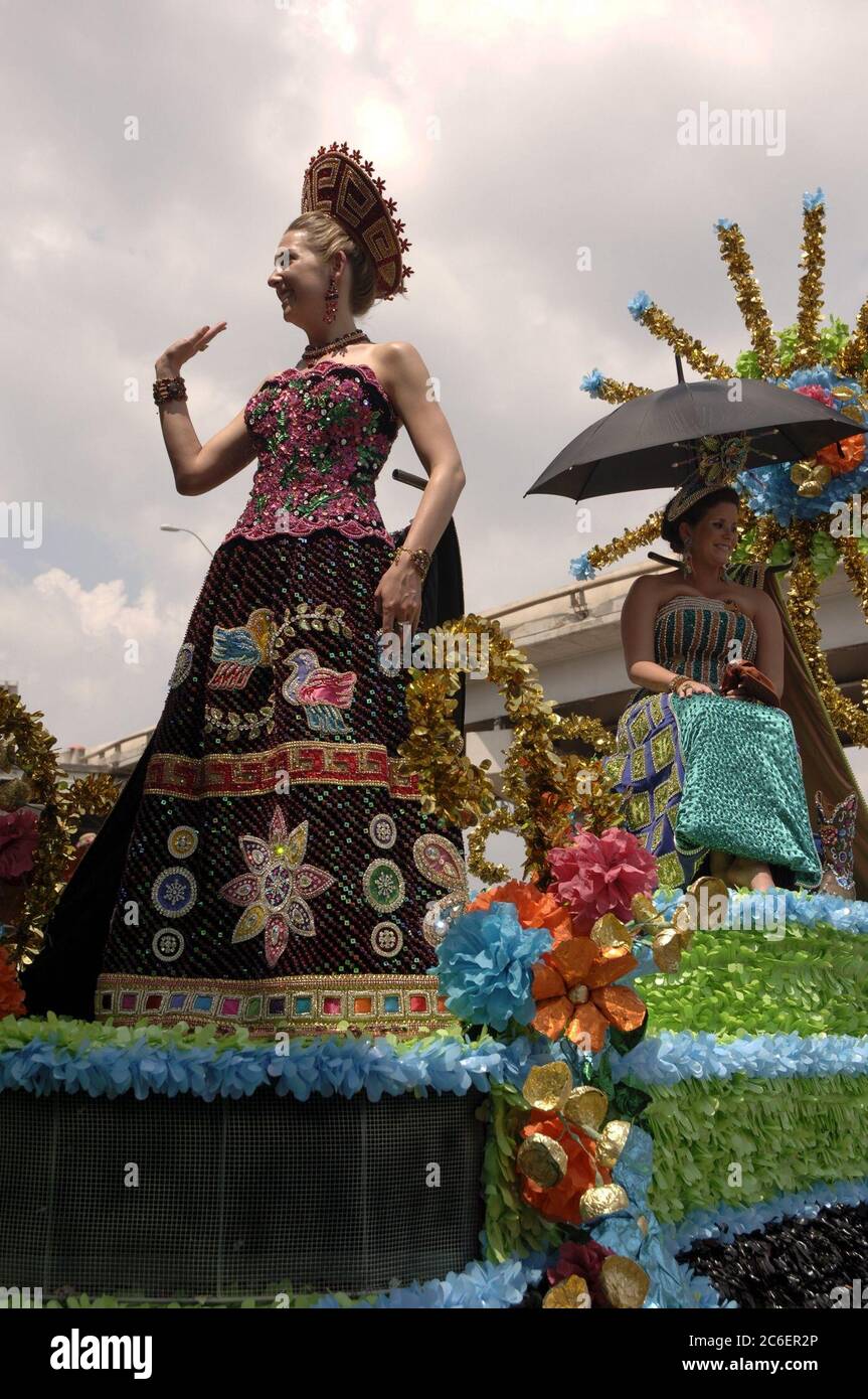 San Antonio, Texas, USA, 22 2005. April: Die jährliche Parade „Battle of the Flowers“ zieht sich während der Fiesta-Feier durch die Innenstadt. Die Veranstaltung zieht 300.000 Zuschauer an. Attraktive junge Damen in thematisch gestalteten Kostümen auf bunten Wagen winken der Menge entlang der Parade-Route zu. ©Bob Daemmrich Stockfoto