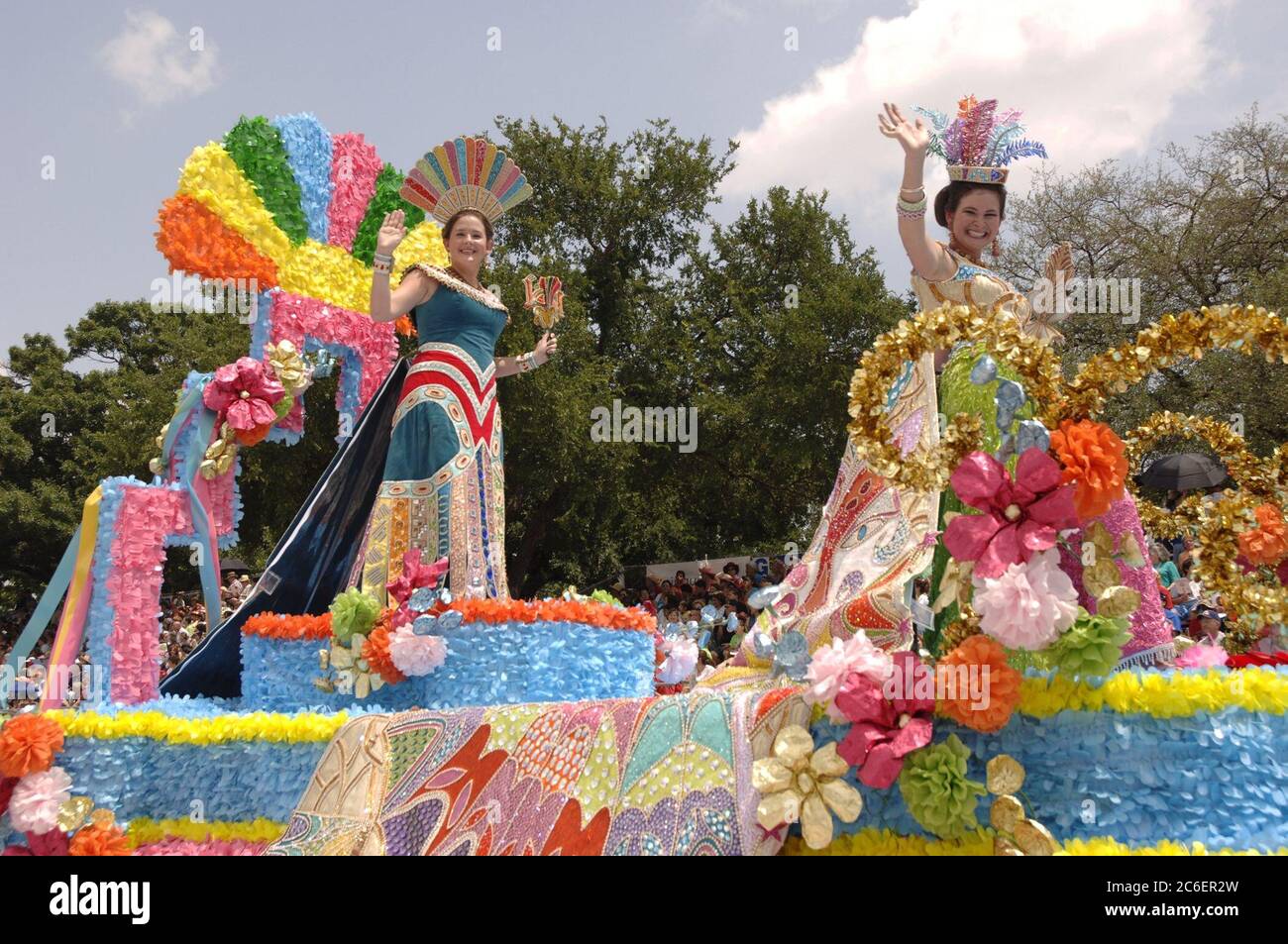 San Antonio, Texas, USA, 22 2005. April: Die jährliche Parade „Battle of the Flowers“ zieht sich während der Fiesta-Feier durch die Innenstadt. Die Veranstaltung zieht 300.000 Zuschauer an. Attraktive junge Damen in thematisch gestalteten Kostümen auf bunten Wagen winken der Menge entlang der Parade-Route zu. ©Bob Daemmrich Stockfoto