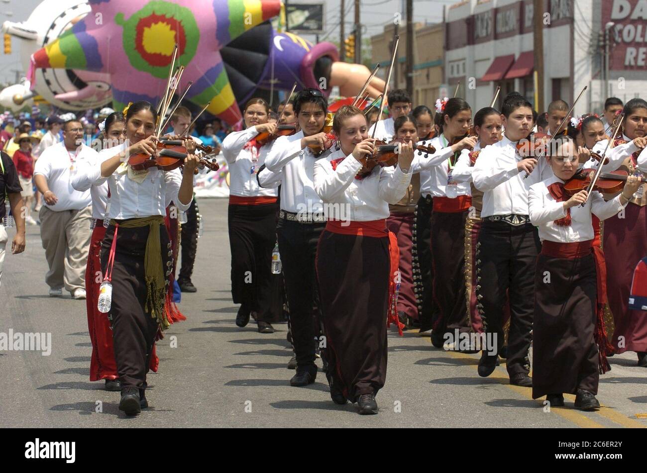 San Antonio, Texas, USA, 22 2005. April: Die jährliche Parade „Battle of the Flowers“ zieht sich während der Fiesta-Feier durch die Innenstadt. Die Veranstaltung zieht 300.000 Zuschauer an. Hispanische Teenager, die traditionelle Mariachi-Kostüme tragen und Geigen spielen, treten auf. ©Bob Daemmrich Stockfoto