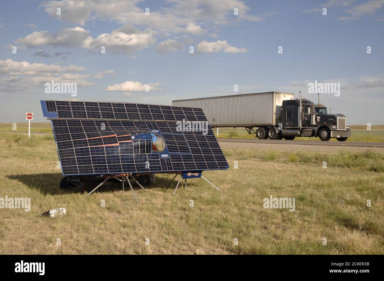 Tompkins, Saskatchewan 25. Juli 2005: Das Solarauto der Auburn University (USA) fängt die letzten Sonnenstrahlen der Abendsonne auf dem Trans Canada Highway während der North American Solar Challenge, einem 2.500 km langen Solar-Car-Rennen von Austin, Texas, nach Calgary, Alberta, Kanada. Die 10-tägige Veranstaltung umfasst 22 College- und Universitätsteams aus den USA und Kanada. ©Bob Daemmrich ©Bob Daemmrich / Stockfoto