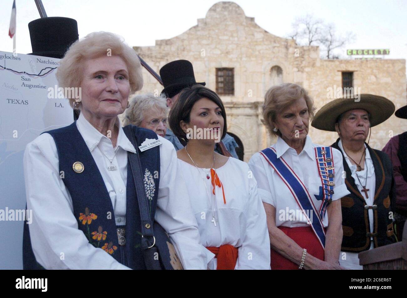San Antonio, Texas, USA, März 22 2005: Mitglieder der Töchter der Republik Texas, Hüter des Alamo-Schreins im Alamo, hören einem Redner vor dem Alamo zu. ©Bob Daemmrich Stockfoto