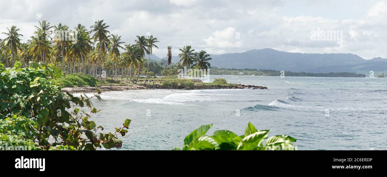 Tropischer Strand und Ozeaninsel in Samana, Dominikanische Republik. Stockfoto