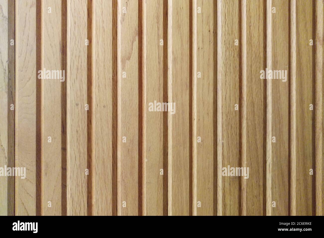 Ein heller natürlicher Holztäfelwand Zaun Hintergrund Stockfoto