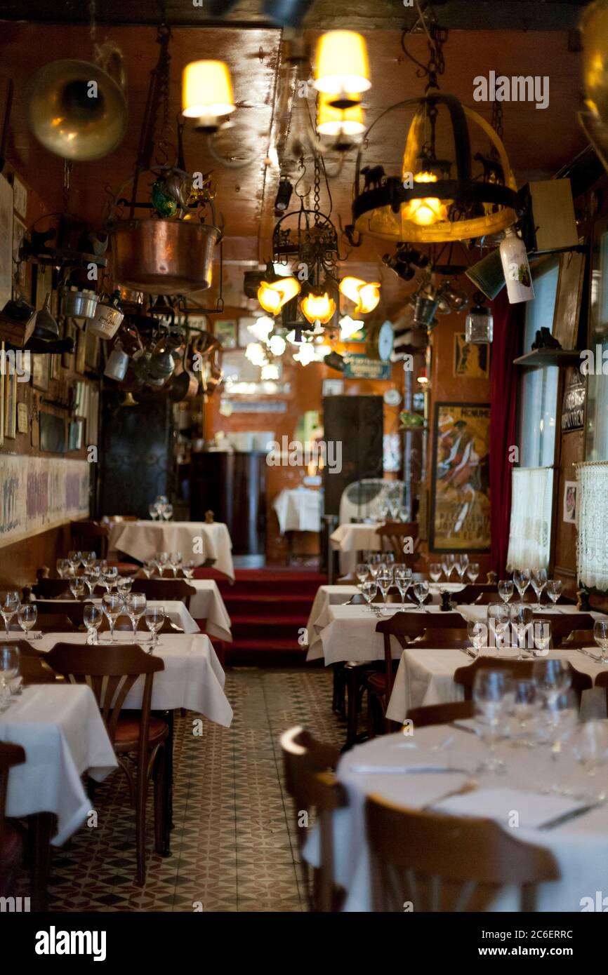 Restaurant im Innenbereich im Quartier Latin mit gedeckten Tischen, Paris, Frankreich Stockfoto