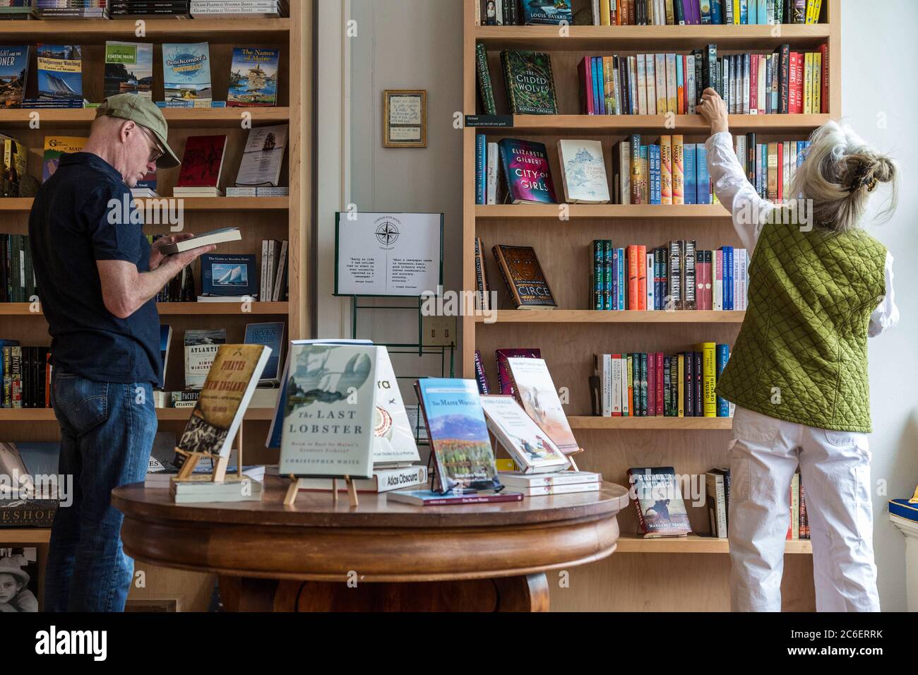 Leute einkaufen bei unabhängige Buchhandlung in der kleinen Stadt, Castine, Maine, New England, USA Stockfoto