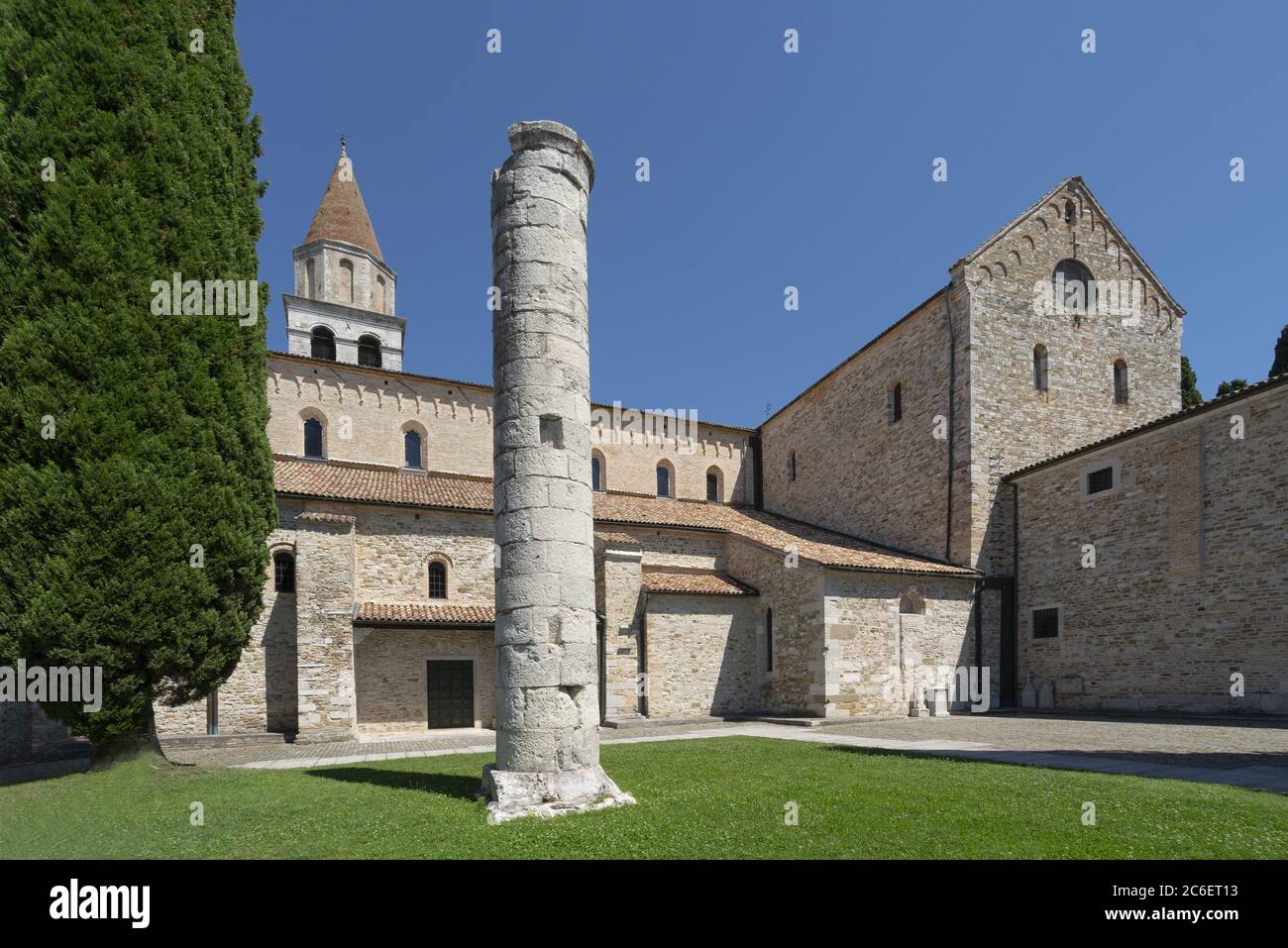 Aquileia, Italien. 5. Juli 2020 .eine römische Säule vor der Basilika von Aquileia, Italien Stockfoto