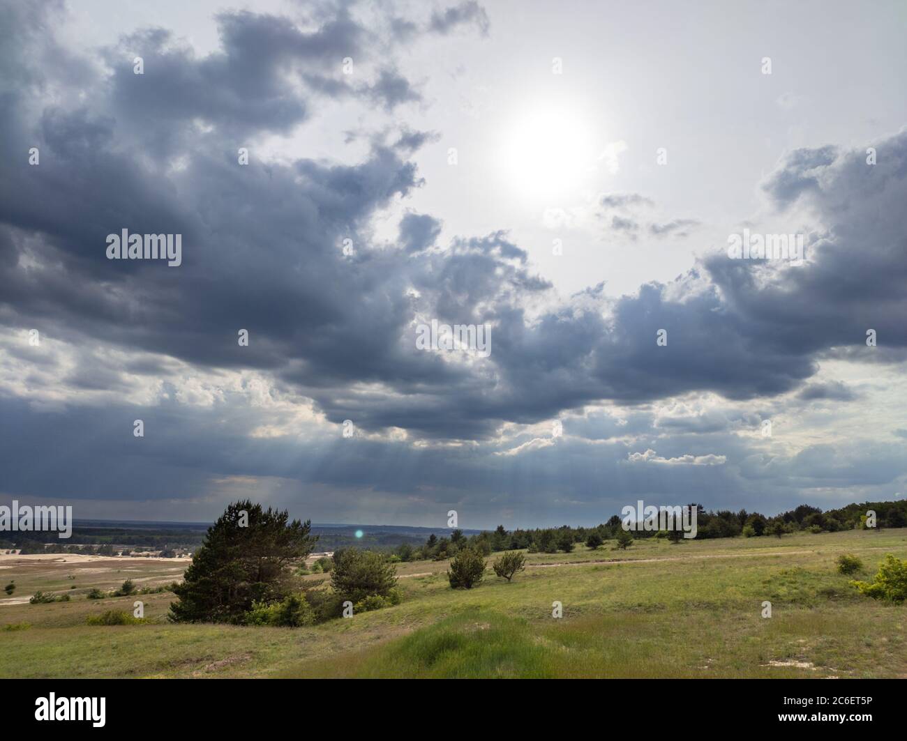 Grüne Panorama Landschaft ländlichen Blick. Ukraine Landschaft mit grauen dramatischen Himmel. Kitsewka, Charkiw Region Landschaft Stockfoto