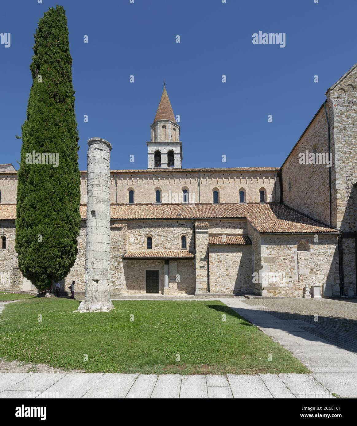 Aquileia, Italien. 5. Juli 2020 .eine römische Säule vor der Basilika von Aquileia, Italien Stockfoto