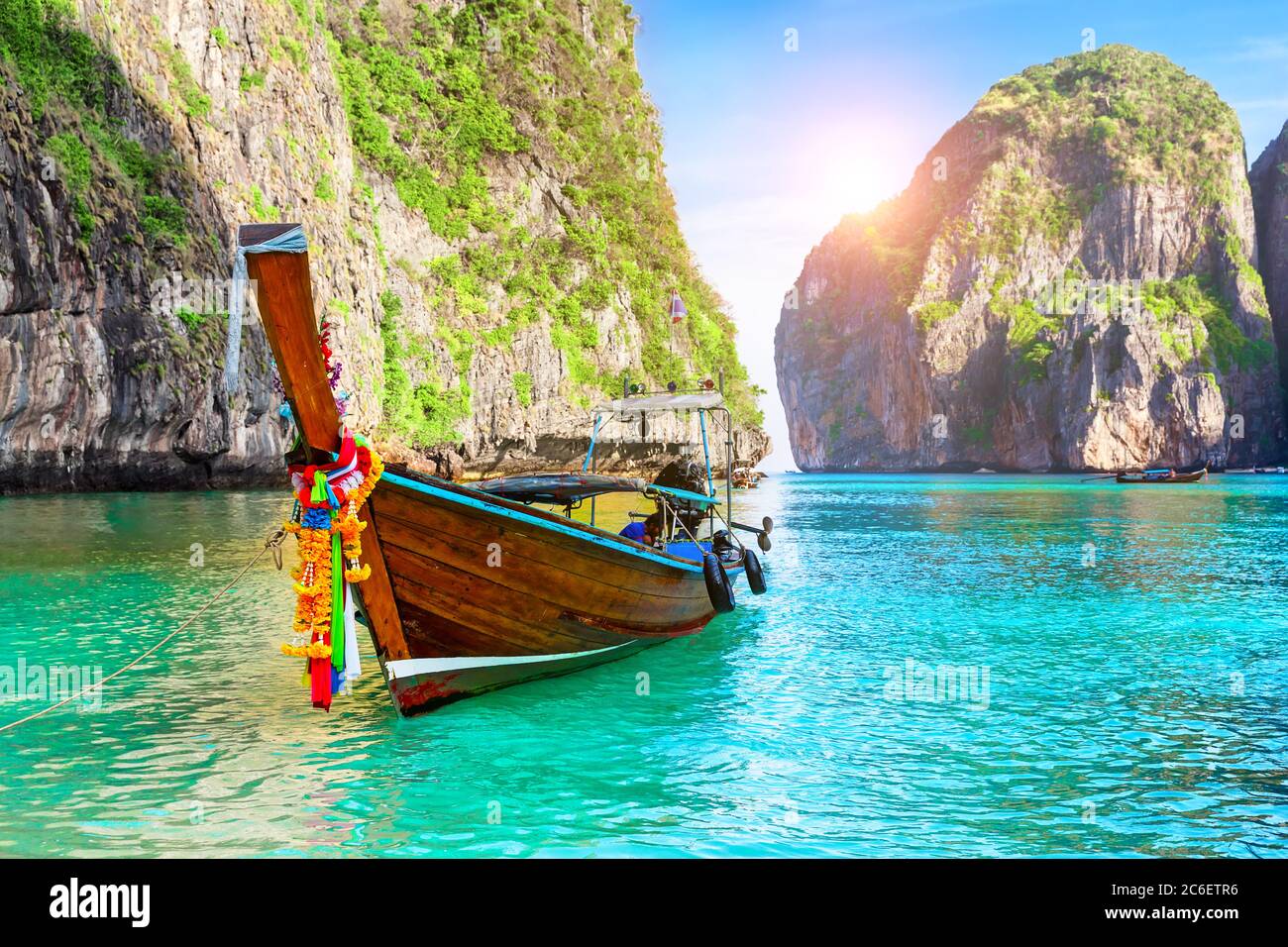 Berühmte Maya Bay Lagune auf Ko Phi Phi Leh Insel mit thai traditionellen Longtail Boot, umgeben von Kalksteinklippen in der Krabi Provinz, Andamanensee. Th Stockfoto
