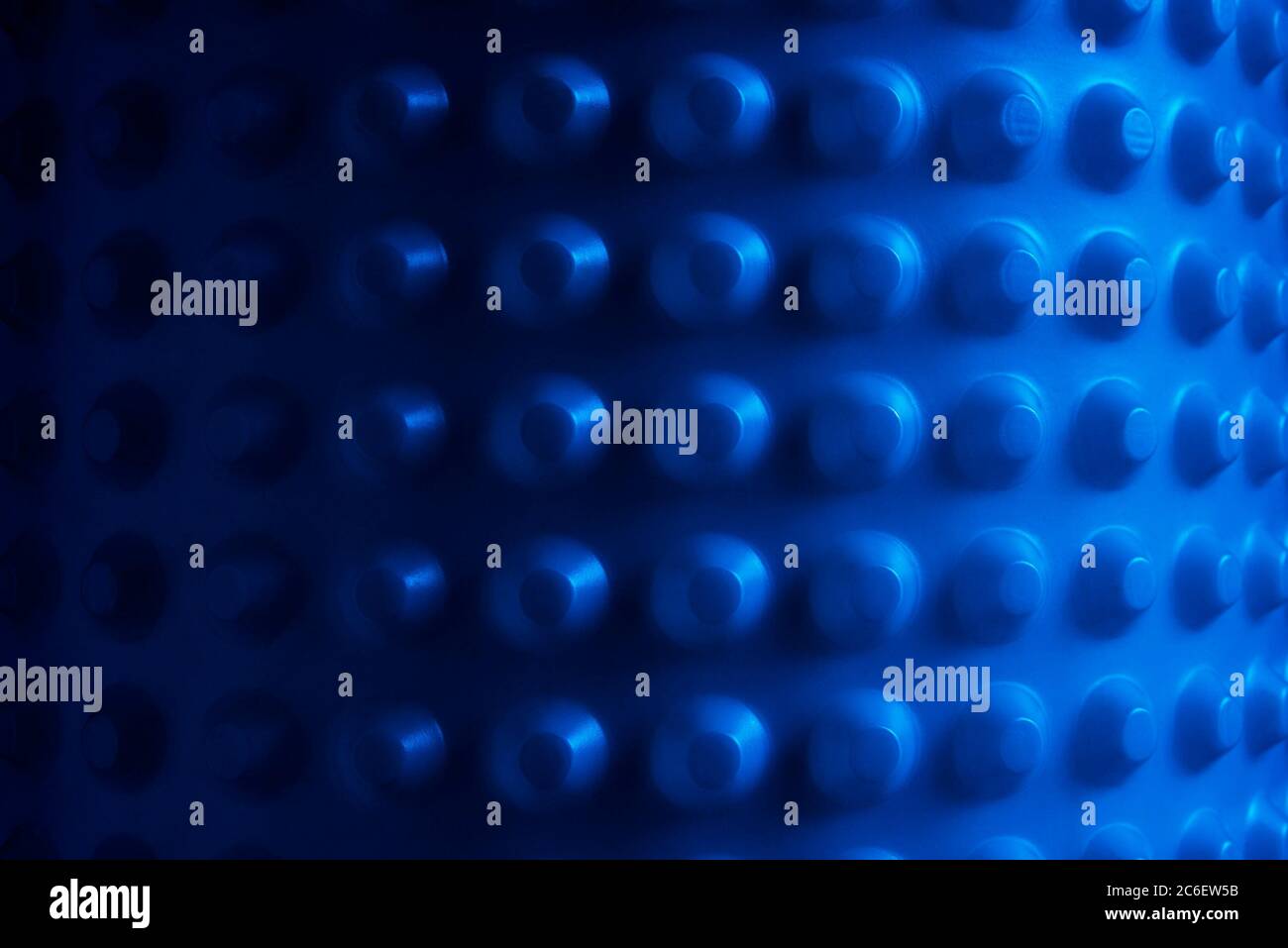 Nahaufnahme der Entwässerung, Sickermembran in feuchtigkeitsabdichtenden Wänden verwendet, oft für Kellerumbauten verwendet. Abstrakter blauer Hintergrund. Stockfoto