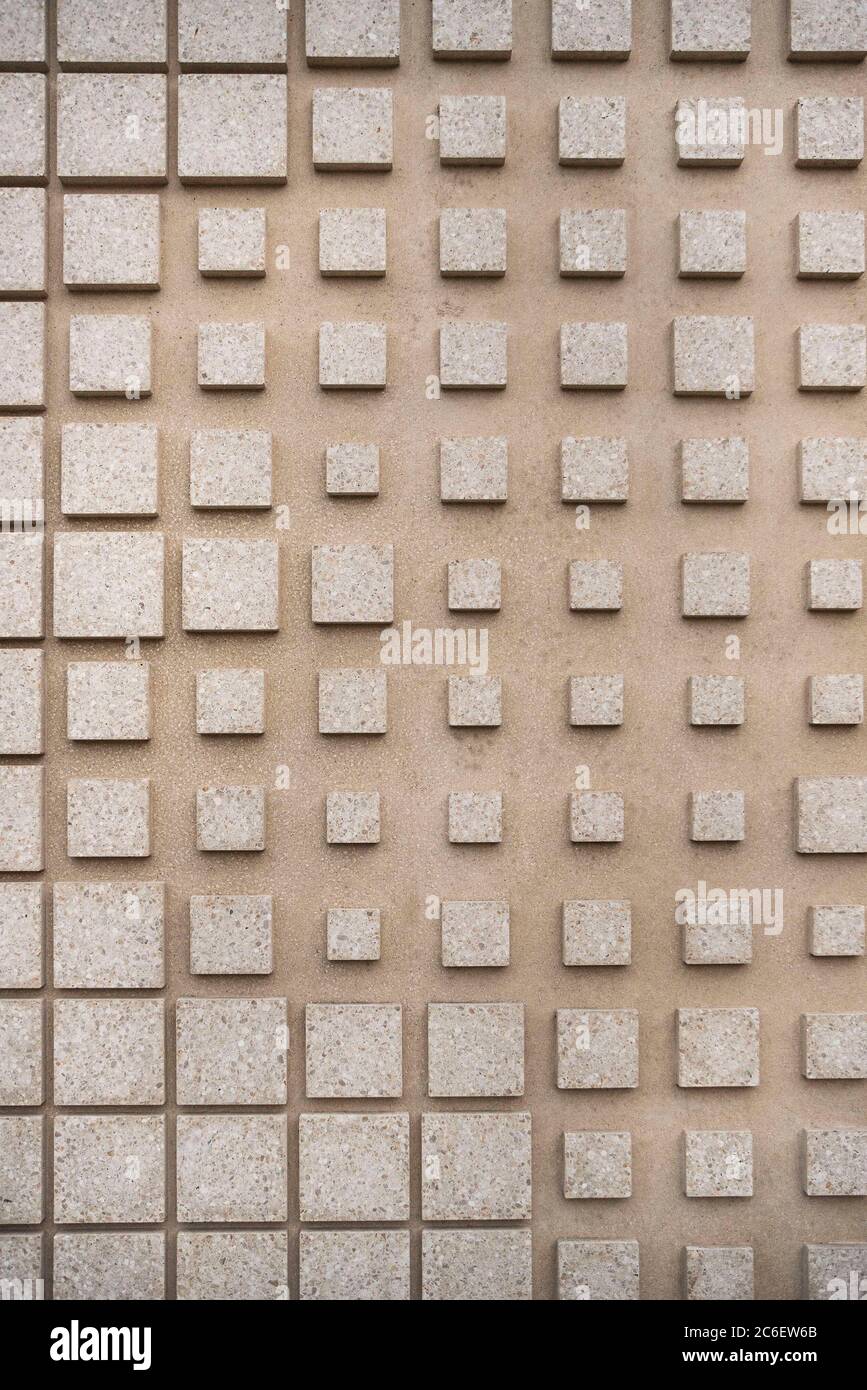 Abstrakte, geometrische Steinblöcke verleihen dieser Wand Struktur und Muster. Stockfoto