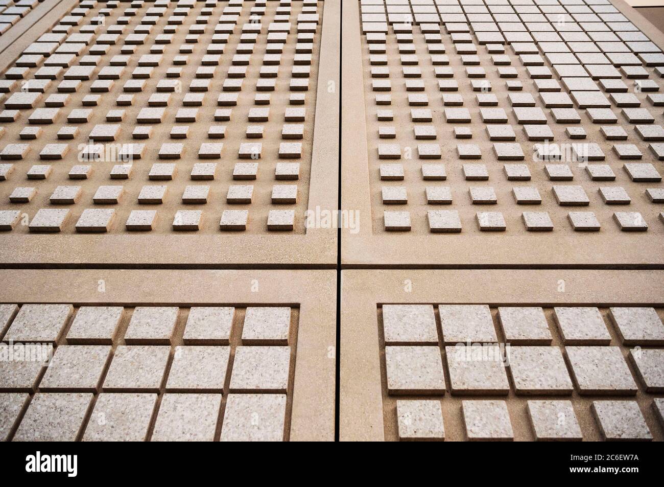 Abstrakte, geometrische Steinblöcke verleihen dieser Wand Struktur und Muster. Stockfoto