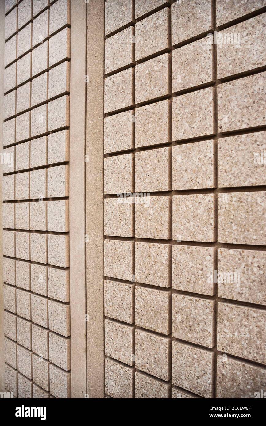 Abstrakte, geometrische Steinblöcke verleihen dieser Wand Struktur und Muster. Stockfoto