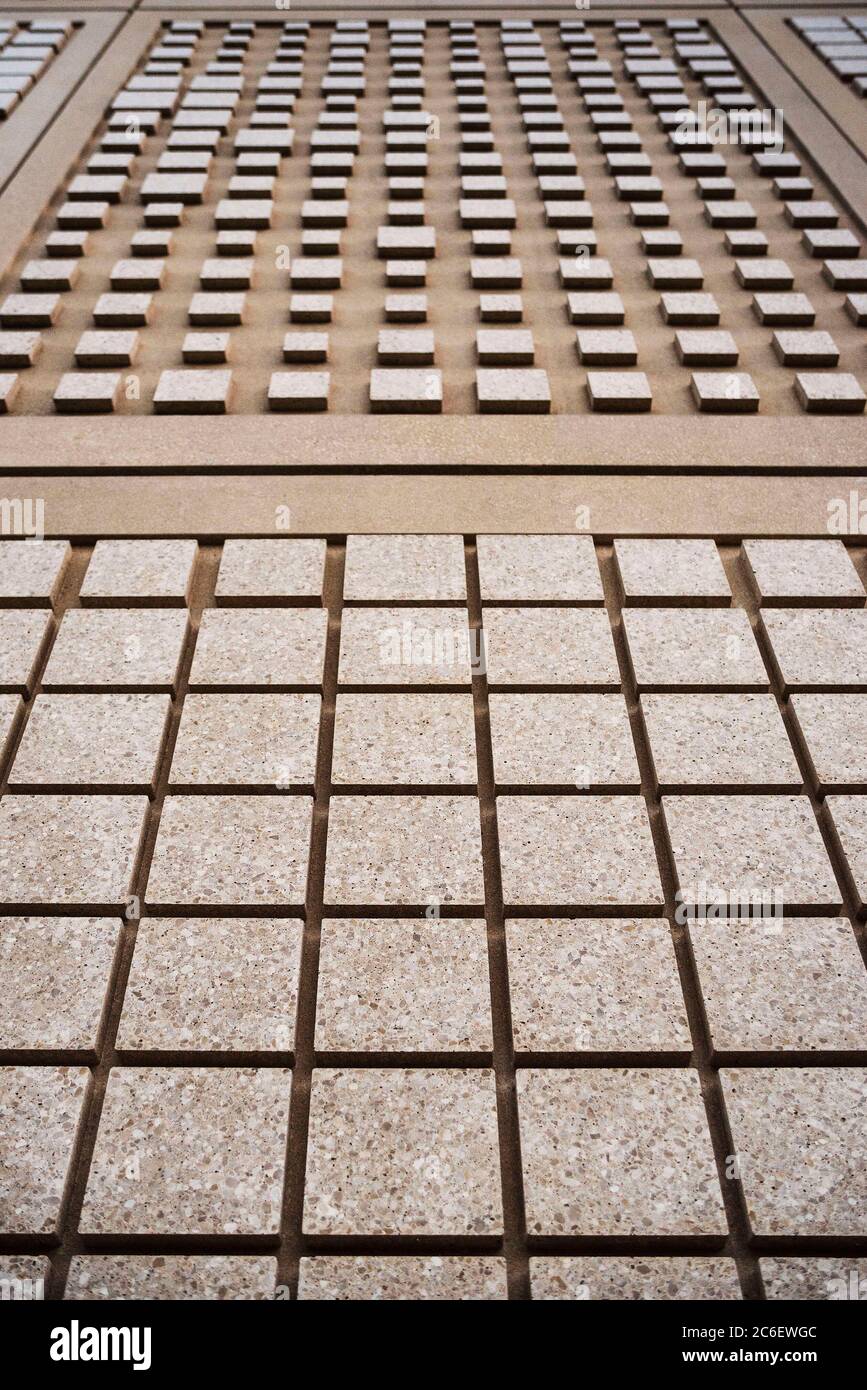 Abstrakte, geometrische Steinblöcke verleihen dieser Wand Struktur und Muster. Stockfoto