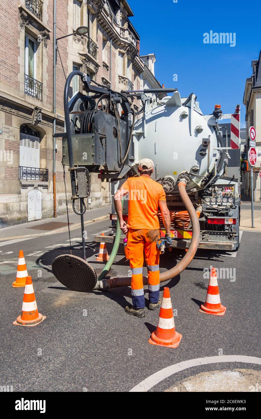 Stadt beschäftigt Straßenentwässerung Reiniger und Tankwagen LKW - Tours, Indre-et-Loire, Frankreich. Stockfoto