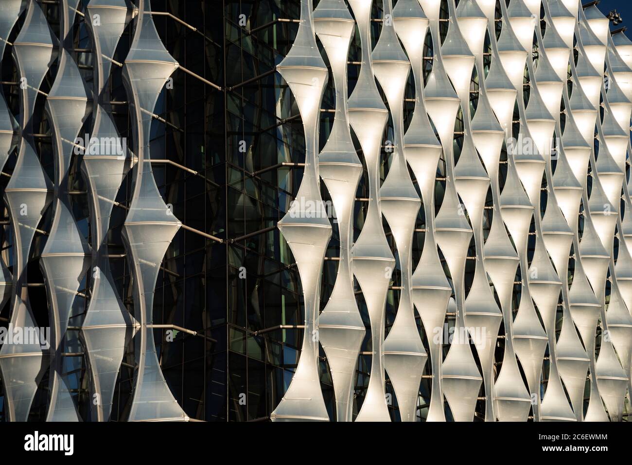 Die neue amerikanische Botschaft in Nine Elms, Süd-London, Großbritannien, umhüllt an 3 Seiten in halbtransparente Photovoltaikzellen und erzeugt Strom für das Gebäude. Stockfoto