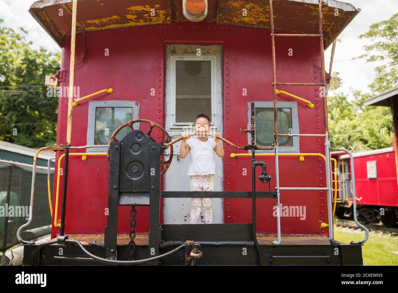 Ein junges Mädchen spielt auf einem Zugwagen in Hagerstown, MD, USA. Stockfoto